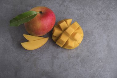 Mango meyve gri arka plan, seçici odak üzerinde.