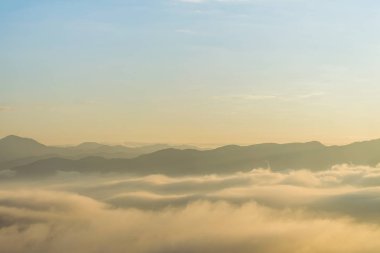 Kabarık bulutlar ile muhteşem doğal peyzaj.