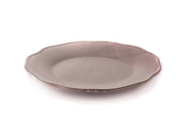 beyaz zemin üzerinde boş seramik tabak.