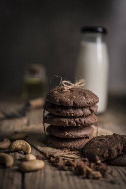 Çikolata kurabiye görünümü Kapat arka plan bulanık rustik ahşap tablo