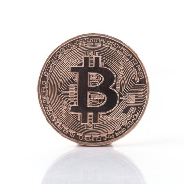 Beyaz arka plan üzerinde izole bitcoin simgesi olan tek sikke.