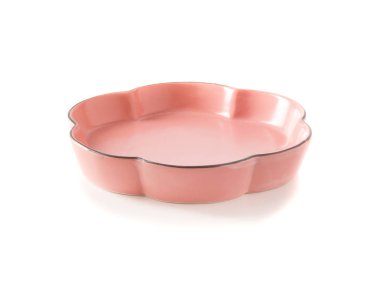 Beyaz arka plan üzerinde çiçek şeklinde pembe modern seramik tabak.