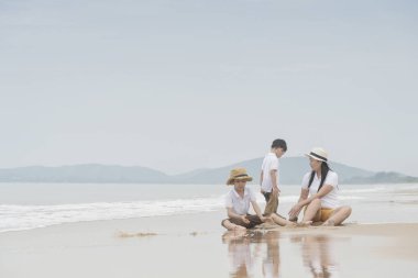 Asya aile birlikte sahilde oynarken