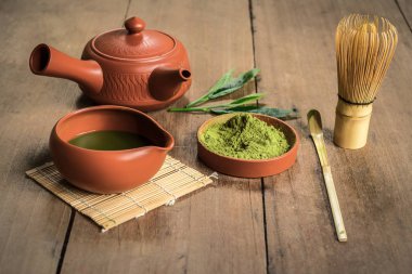 Japon matcha aksesuar ve yeşil çay kase görünümünü kapat.