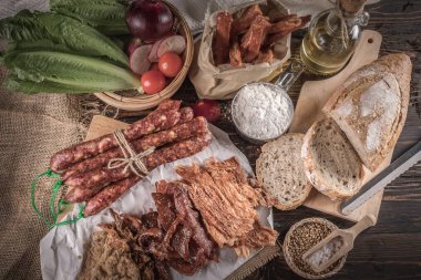 Natürmort ekmek dilimlenmiş jambon, sosis ve sebze ile,