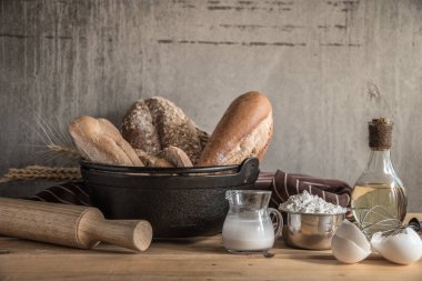 Süt ve yumurta tahta masada ekmek çeşitleri.
