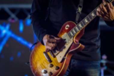 Sahne arka plan üzerinde bulanık gitarist