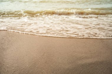 Arka plan ile deniz dalga yumuşak köpük kumlu plajda, kopya alanı ile.