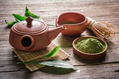 Japon matcha aksesuarları ve yeşil çay kase kompozisyonu.