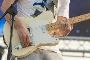 Sahne Alanı'nda bej gitar adamla.
