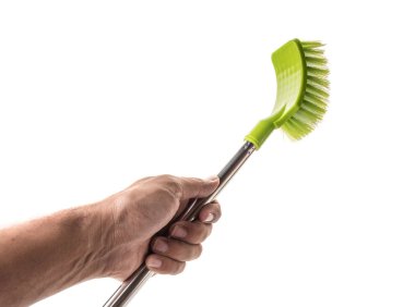 Beyaz arka plan üzerinde izole erkek elinde yeşil tuvalet fırçası.