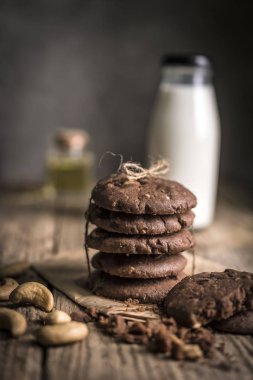 Arka plan bulanık rustik ahşap tablo çikolata kurabiye gıda kompozisyonu