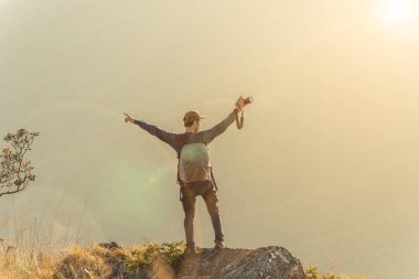 Arkadan Görünüş fotoğrafçı ile fotoğraf makinesi dağın zirvesinde.