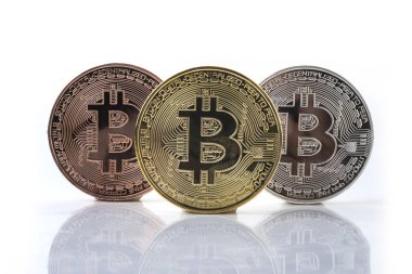 Beyaz arka plan üzerinde izole bitcoin sembolleri ile altın sikke