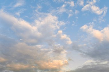 Renkli gökyüzü ve bulutlar gün batımında