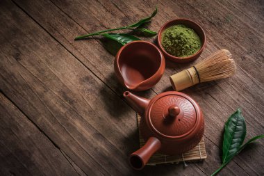 Japon matcha aksesuarları ve yeşil çay kase kompozisyonu.