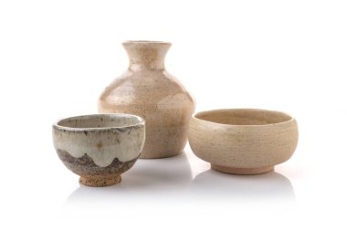 Kahverengi iyiliği şişeyle Kupası ve beyaz arka plan üzerinde izole kase.