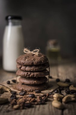 Lezzetli çikolata kurabiye arka plan bulanık rustik ahşap tablo