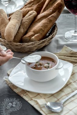 Karides lezzetli sebze krem çorbası ekmek ile servis.