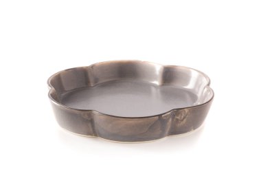 Beyaz arka plan üzerinde çiçek şeklinde modern seramik kahverengi plaka