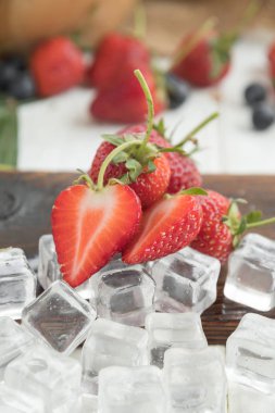 Ahşap tahta üzerinde buz ile çilek görünümü Kapat