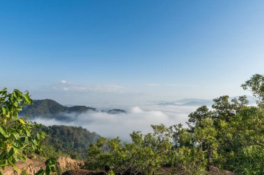 Ormanlar ve mavi gökyüzünde bulutlar dağ manzarası.