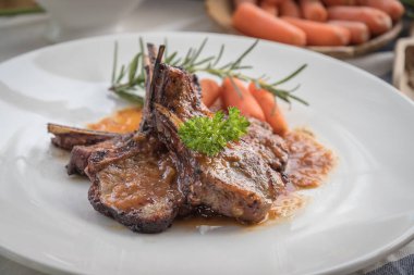 Kuzu biftek görünümünü beyaz tabakta kırpılmış. Kuzu raf.