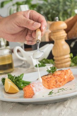 Şef beyaz soslu somon steak için ekleme
