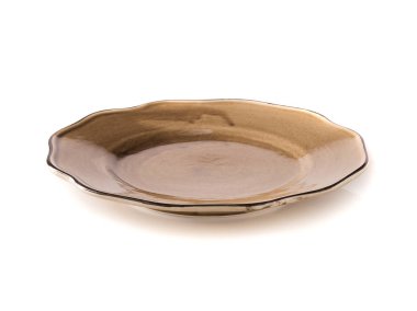 Beyaz arka plan üzerinde basit bej düz plaka.