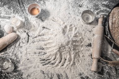 Masada ekmek cocking için malzemelerle üstten görünüm un. Ekmek yapma.