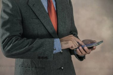 Cep telefonu kullaranarak iş adamı. İş, teknoloji kavramı.