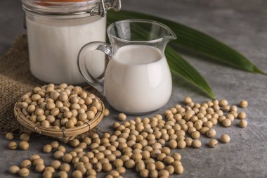 Soya sütü soya fasulyesi yığını ile cam kavanozlara