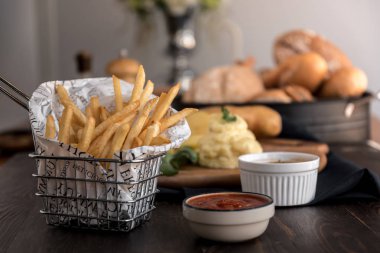 Soslar ve sebze tablo ile patates kızartması yemek.