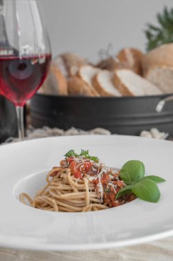 Bir tabak spagetti Şarküteri ile tepesinde düşük açılı görünümünü kapat