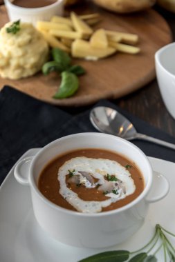 Beyaz kase karides ile krem çorba.