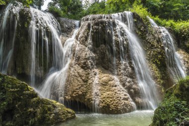 Alt görünümü şelale yağmur ormanı, Tran Sawan şelale, Tayland.