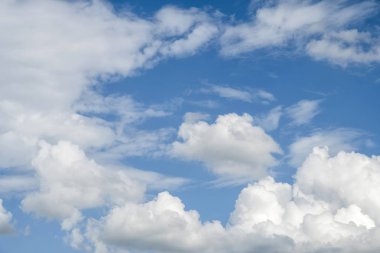 Masum mavi gökyüzü beyaz bulutlar ile