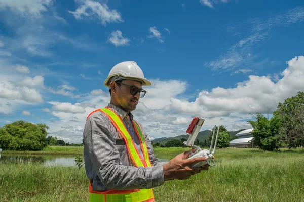 Young Engineer Using Drone Outdoor — Stock Photo, Image
