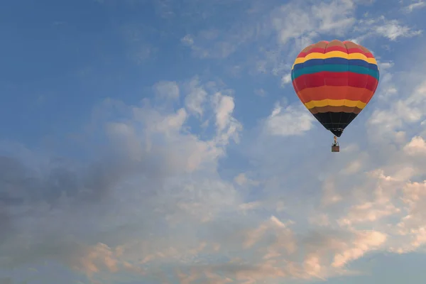 Sıcak Hava Balonu Mavi Gökyüzü Arka Plan Üzerinde — Stok fotoğraf