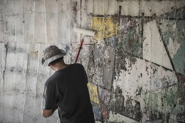 Jonge Man Hat Schilderij Witte Kleur Oude Cement Muur Thailand — Stockfoto