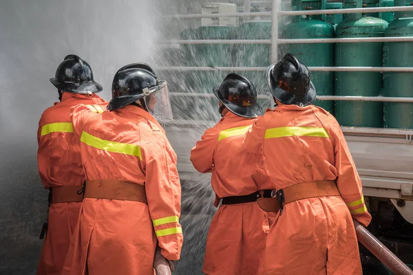 Πίσω Όψη Των Πυροσβεστών Πρόβες Πυρόσβεσης Σχέδια Εγκαταστάσεις Αποθήκευσης Υγραερίου — Φωτογραφία Αρχείου