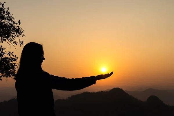 Silhouette Sombre Femme Tenant Soleil Sur Fond Avec Des Montagnes — Photo