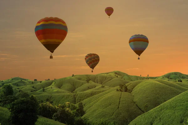 Sıcak Hava Balonları Günbatımı Gökyüzü Arka Plan Üzerinde Uçan — Stok fotoğraf