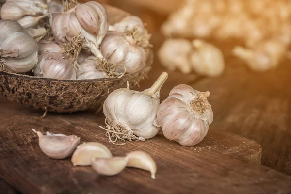 Knoblauchzwiebeln Kokosnussschale Auf Holzbrett — Stockfoto