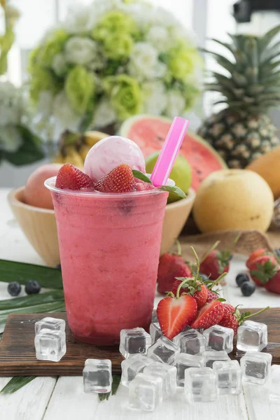 Sommer Erfrischendes Gesundes Getränk Erdbeer Smoothie Auf Holzbrett Mit Beeren — Stockfoto