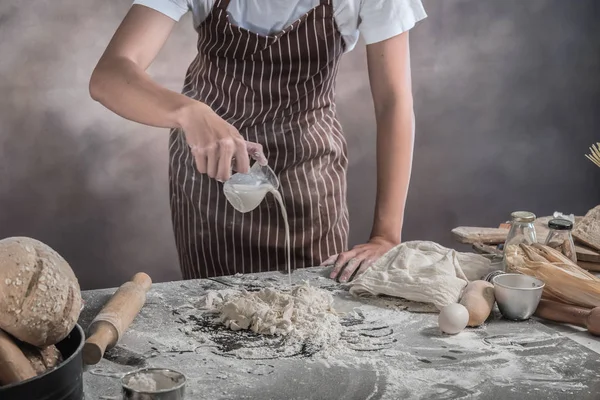 Detailansicht Eines Mannes Schürze Bei Der Zubereitung Von Brötchen Tisch — Stockfoto