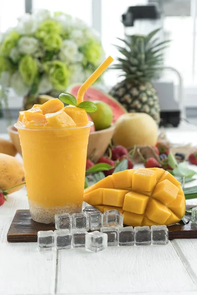 Delicious Juicy Smoothie Fresh Mangoes — Stock Photo, Image