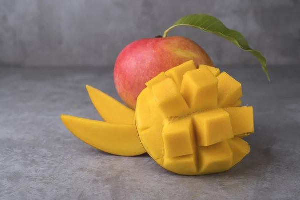 Zoete Mango Vruchten Grijze Achtergrond — Stockfoto