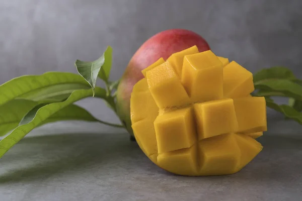 Samenstelling Van Levensmiddelen Van Hele Gesneden Mango Vruchten Met Groene — Stockfoto