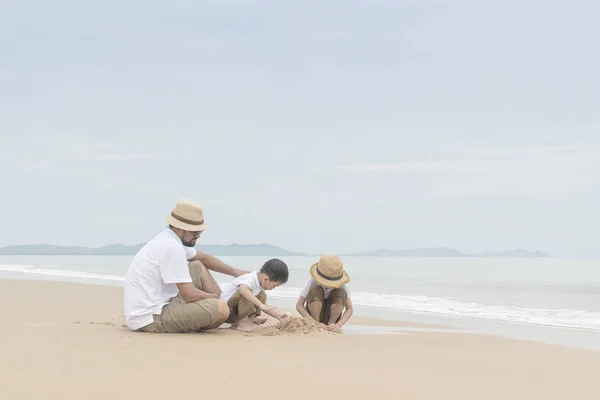 Asiático Padre Jugando Con Dos Hijos Playa — Foto de Stock